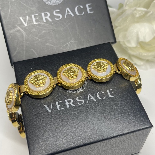 VERSACE(ヴェルサーチ)のVERSACE(ヴェルサーチ)ブレスレット レディースのアクセサリー(ブレスレット/バングル)の商品写真