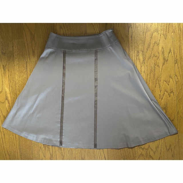 アクアスキュータム　スカート　膝丈　8号 レディースのスカート(ひざ丈スカート)の商品写真