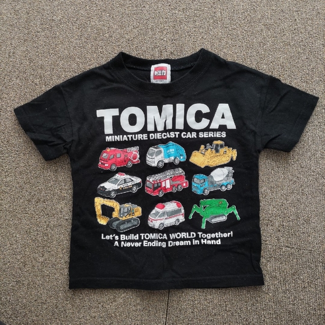 Takara Tomy(タカラトミー)の95 トミカ　Tシャツ　服 キッズ/ベビー/マタニティのキッズ服男の子用(90cm~)(Tシャツ/カットソー)の商品写真