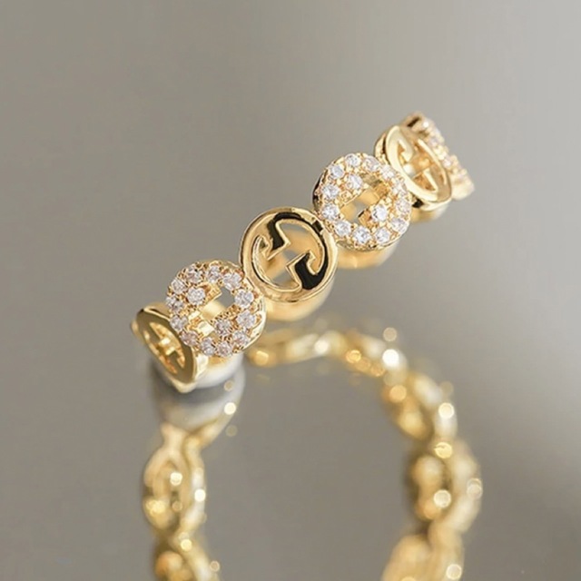 Ｇ　リング　モチーフ　ラインストーン　ゴールド　アルファベット　イニシャル　指輪 レディースのアクセサリー(リング(指輪))の商品写真