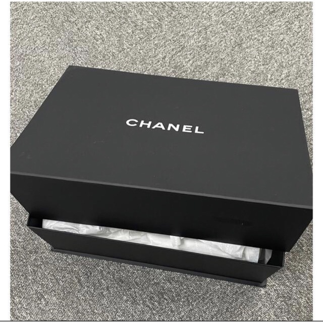 CHANEL(シャネル)のCHANEL  洋服、バック用　空箱 (大) レディースのバッグ(ショップ袋)の商品写真