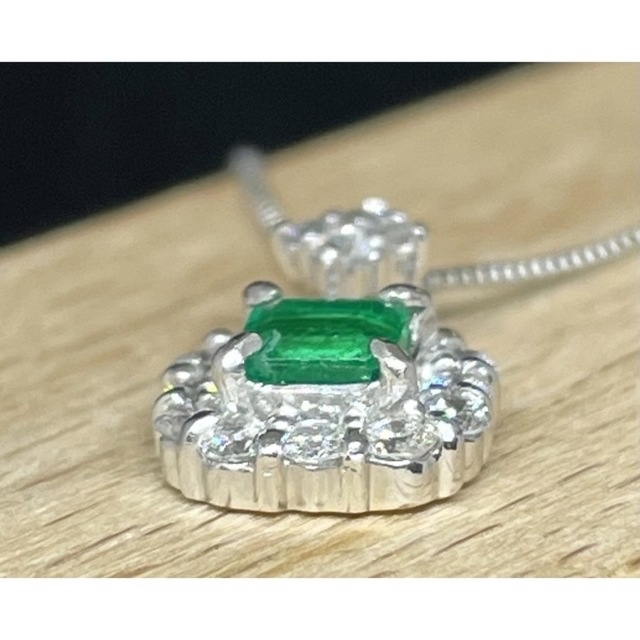 【新品未使用】PT900 天然エメラルド　天然ダイヤモンド　ネックレス レディースのアクセサリー(ネックレス)の商品写真