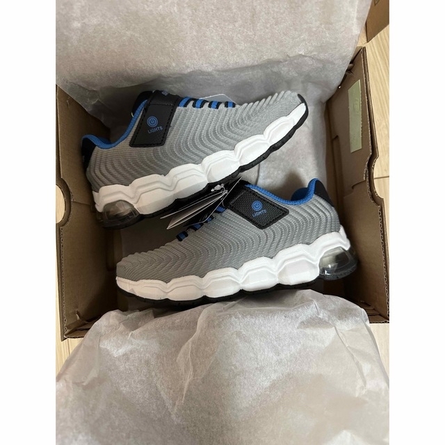 SKECHERS(スケッチャーズ)の【新品】スケッチャーズ　光る靴　グレー　19.0センチ キッズ/ベビー/マタニティのキッズ靴/シューズ(15cm~)(スニーカー)の商品写真