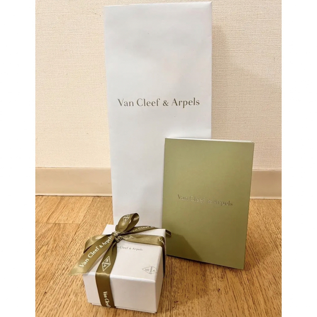 Van Cleef & Arpels(ヴァンクリーフアンドアーペル)のまき様専用　ヴァンクリーフ&アーペル フリヴォル ミニ ピアス ホワイトゴールド レディースのアクセサリー(ピアス)の商品写真