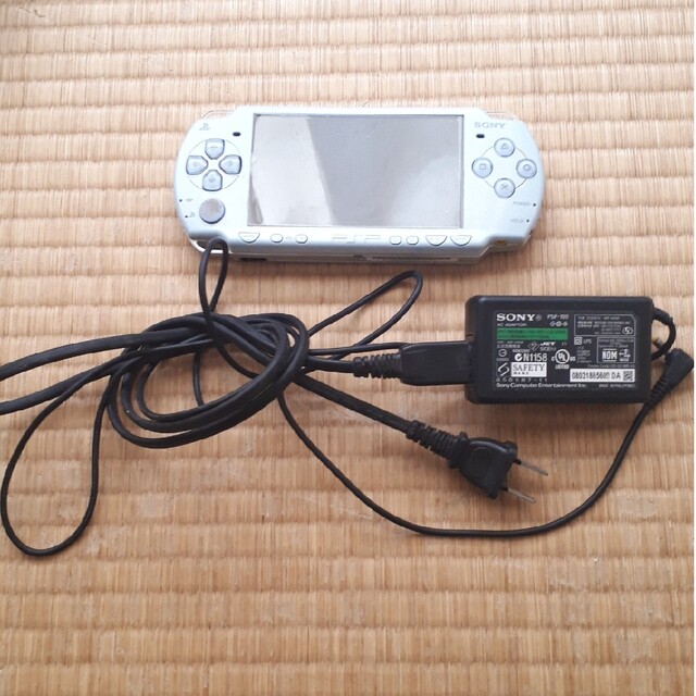 PlayStation Portable(プレイステーションポータブル)のPSP2000 充電器付き 動作確認済 SONY エンタメ/ホビーのゲームソフト/ゲーム機本体(携帯用ゲーム機本体)の商品写真