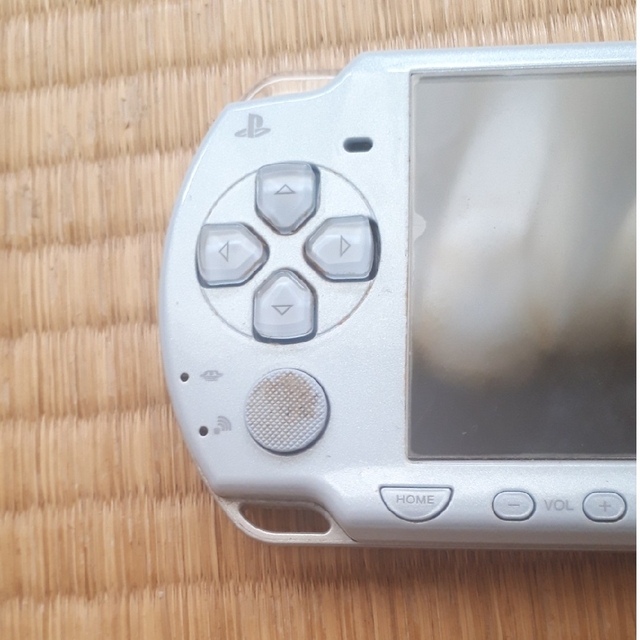 PlayStation Portable(プレイステーションポータブル)のPSP2000 充電器付き 動作確認済 SONY エンタメ/ホビーのゲームソフト/ゲーム機本体(携帯用ゲーム機本体)の商品写真