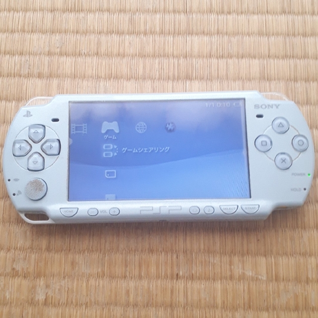 PlayStation Portable(プレイステーションポータブル)のPSP2000 充電器付き 動作確認済 SONY エンタメ/ホビーのゲームソフト/ゲーム機本体(携帯用ゲーム機本体)の商品写真