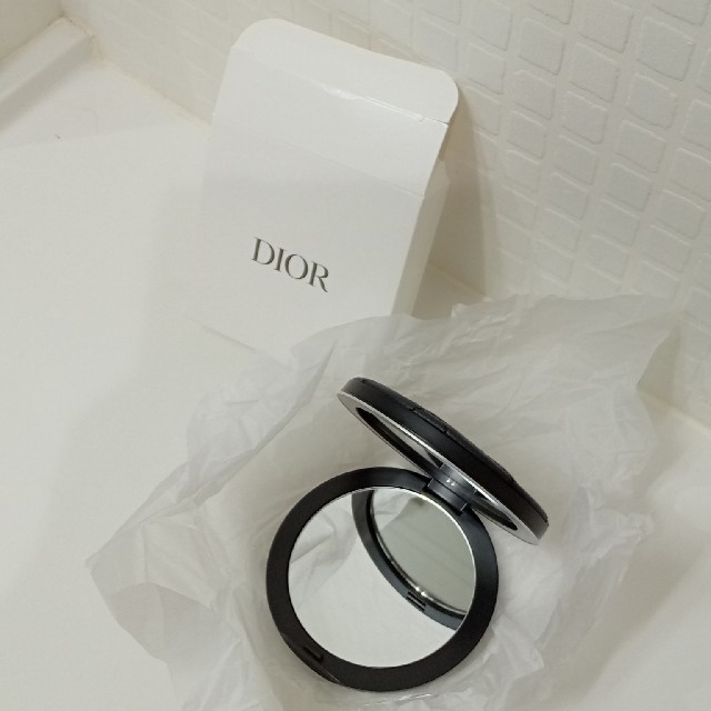 Christian Dior(クリスチャンディオール)のDiorコンパクトミラー（非売品/ノベルティ/新品未使用） エンタメ/ホビーのコレクション(ノベルティグッズ)の商品写真