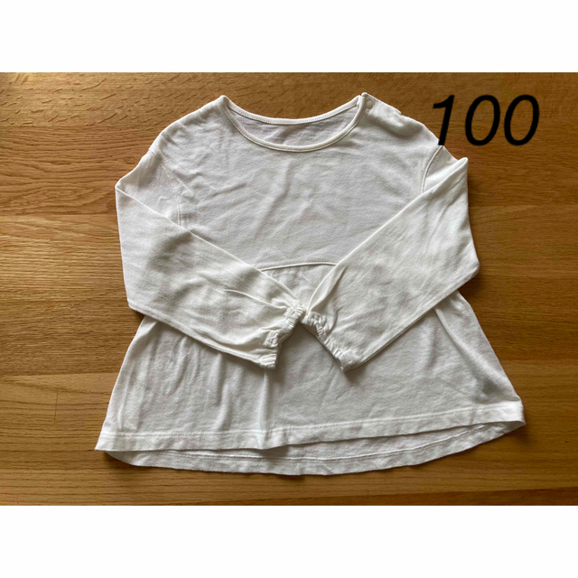 UNIQLO(ユニクロ)のユニクロ　白 長袖Tシャツ　サイズ100 キッズ/ベビー/マタニティのキッズ服女の子用(90cm~)(Tシャツ/カットソー)の商品写真