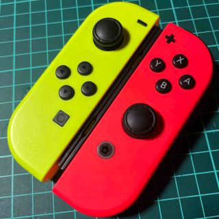 ニンテンドースイッチ(Nintendo Switch)のjoy-con★ネオンイエロー・ネオンレッド★   作動品(家庭用ゲーム機本体)