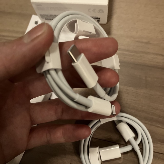 Apple(アップル)のUSB-C電源アダプターとケーブル2本セット　Apple純正 スマホ/家電/カメラのスマートフォン/携帯電話(バッテリー/充電器)の商品写真