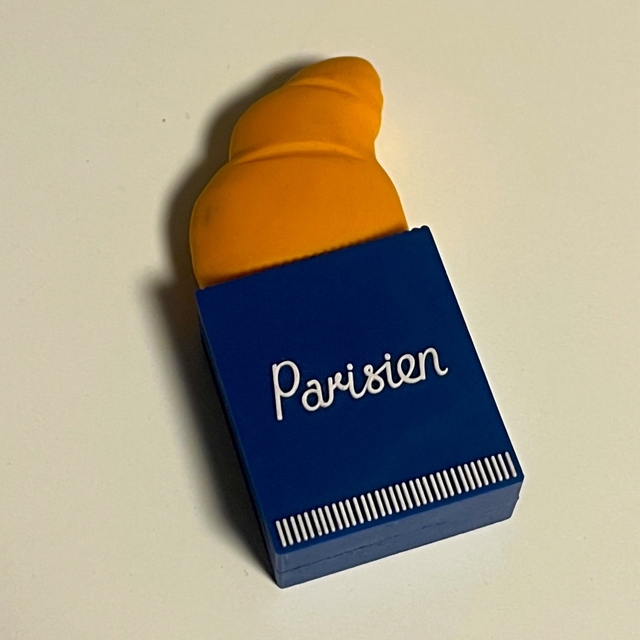 MAISON KITSUNE'(メゾンキツネ)のMaison Kitsune USB メモリースティック　4GB スマホ/家電/カメラのPC/タブレット(PC周辺機器)の商品写真