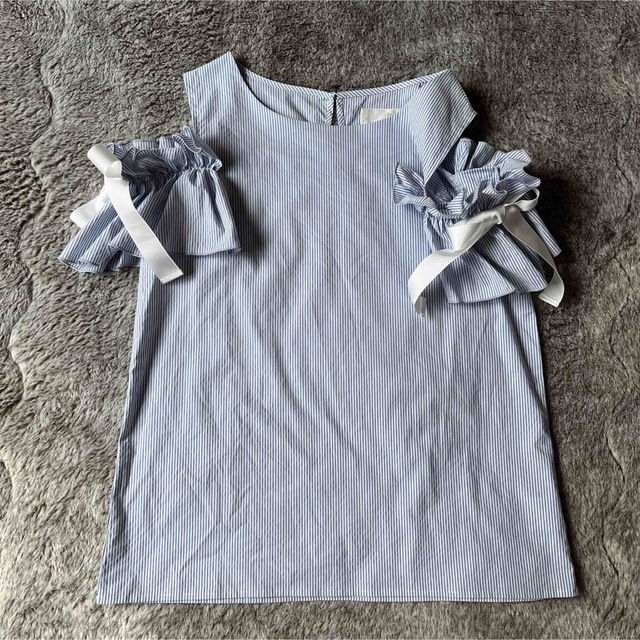 tocco(トッコ)のtocco✨肩開きリボントップス❣️ストライプ  レディースのトップス(シャツ/ブラウス(半袖/袖なし))の商品写真