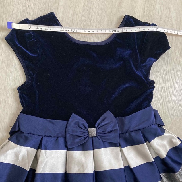 コストコ(コストコ)のワンピース　ドレス　ネイビーとシルバー　サイズ130cm キッズ/ベビー/マタニティのキッズ服女の子用(90cm~)(ドレス/フォーマル)の商品写真