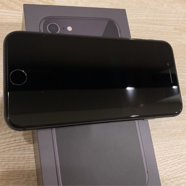 iPhone(アイフォーン)のiPhone8 スペースグレイ 64GB  箱・充電器あり スマホ/家電/カメラのスマートフォン/携帯電話(スマートフォン本体)の商品写真