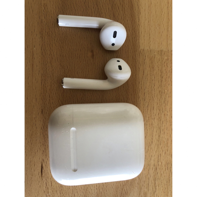 Air pods 第２世代 スマホ/家電/カメラのオーディオ機器(ヘッドフォン/イヤフォン)の商品写真