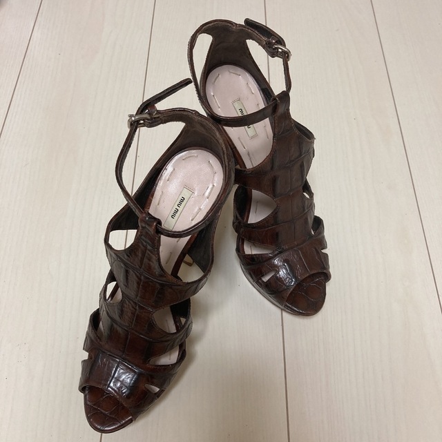 miumiu(ミュウミュウ)のミュウミュウ　パンプス レディースの靴/シューズ(ハイヒール/パンプス)の商品写真