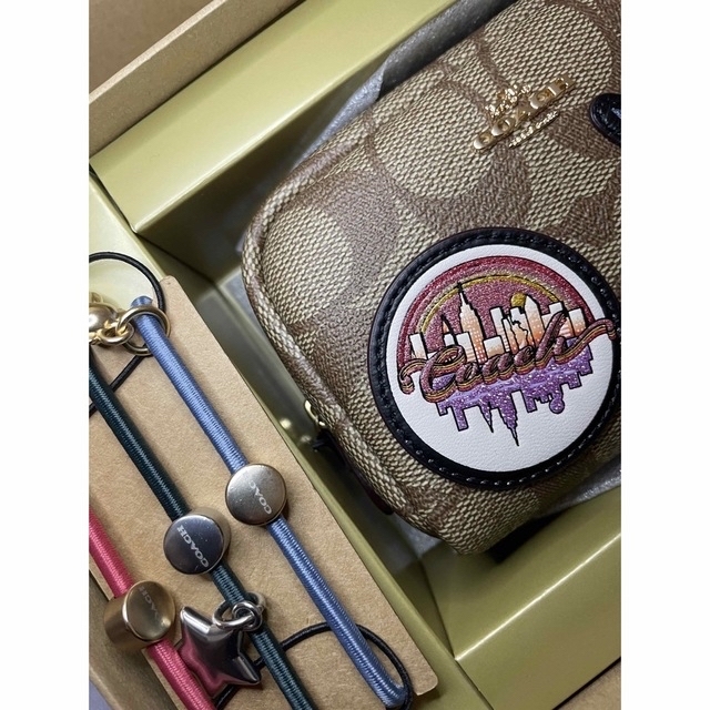 人気新品!】 COACH ポーチ&ヘアゴム ギフトボックス(並行輸入品) -ポーチ