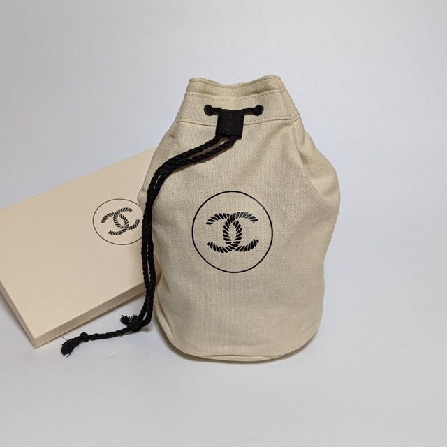 CHANEL(シャネル)の新品 シャネル ノベルティ 巾着バッグ ポーチ 正規品 ベージュ レディースのファッション小物(ポーチ)の商品写真