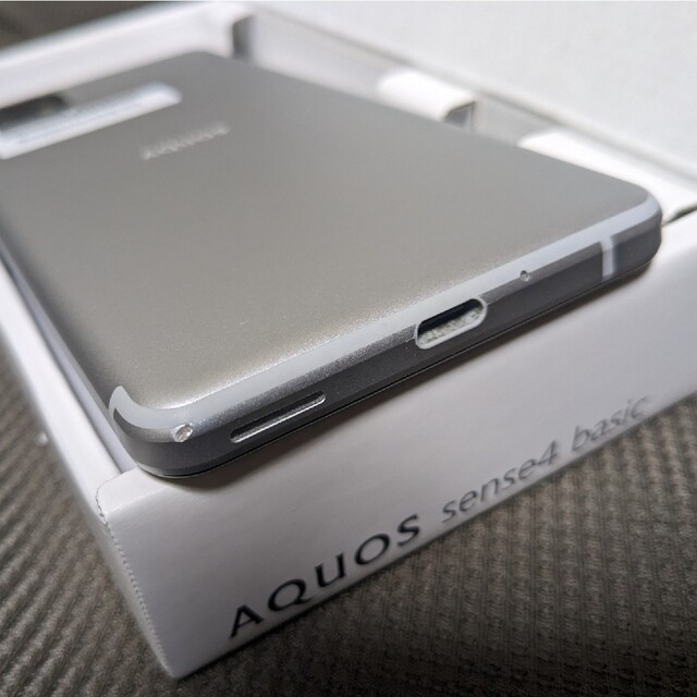 SHARP(シャープ)のAQUOS sense4 basic シルバー Ymobile スマホ/家電/カメラのスマートフォン/携帯電話(スマートフォン本体)の商品写真