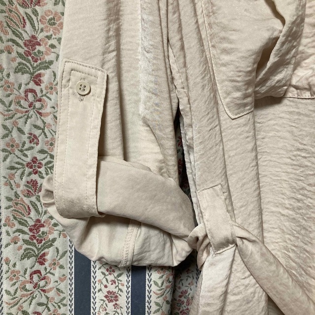 H&M(エイチアンドエム)のH&M テロテロサテンロングシャツワンピース テロンチ ガウン 羽織り 冷房避け レディースのワンピース(ロングワンピース/マキシワンピース)の商品写真