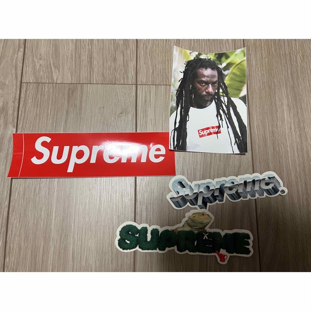 Supreme(シュプリーム)のシュプリーム　ステッカー4種セット エンタメ/ホビーの声優グッズ(ステッカー（シール）)の商品写真