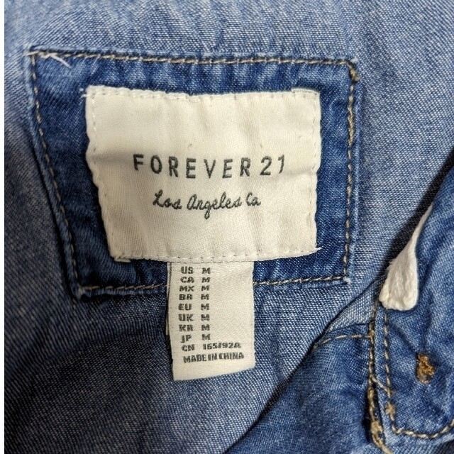 FOREVER 21(フォーエバートゥエンティーワン)のFOREVER21 デニムシャツ レディースのトップス(シャツ/ブラウス(長袖/七分))の商品写真