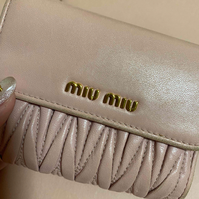 miumiu(ミュウミュウ)のmiumiu マドラスレザー　折りたたみ財布　 レディースのファッション小物(財布)の商品写真