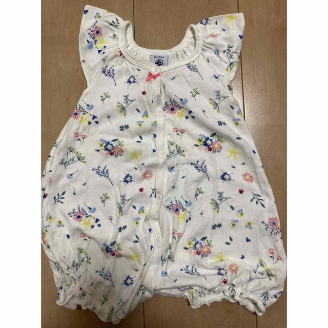 PETIT BATEAU(プチバトー)のプチバトー花柄とボーダー柄ロンパース74センチ（2枚セット） キッズ/ベビー/マタニティのベビー服(~85cm)(ロンパース)の商品写真