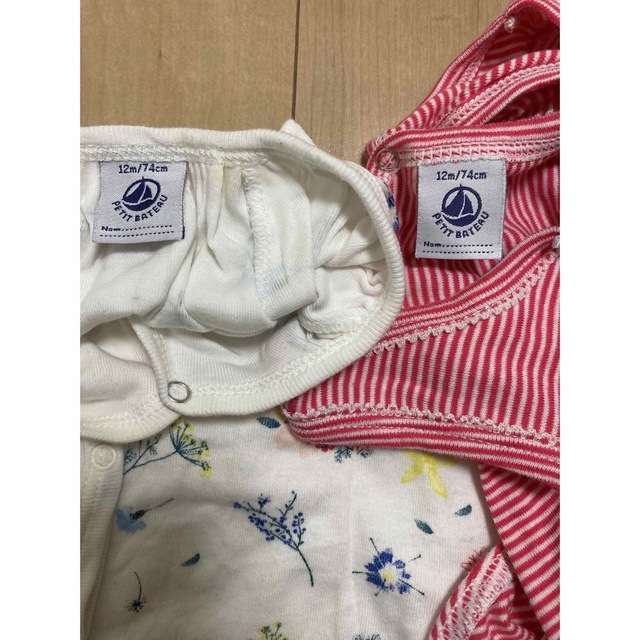 PETIT BATEAU(プチバトー)のプチバトー花柄とボーダー柄ロンパース74センチ（2枚セット） キッズ/ベビー/マタニティのベビー服(~85cm)(ロンパース)の商品写真