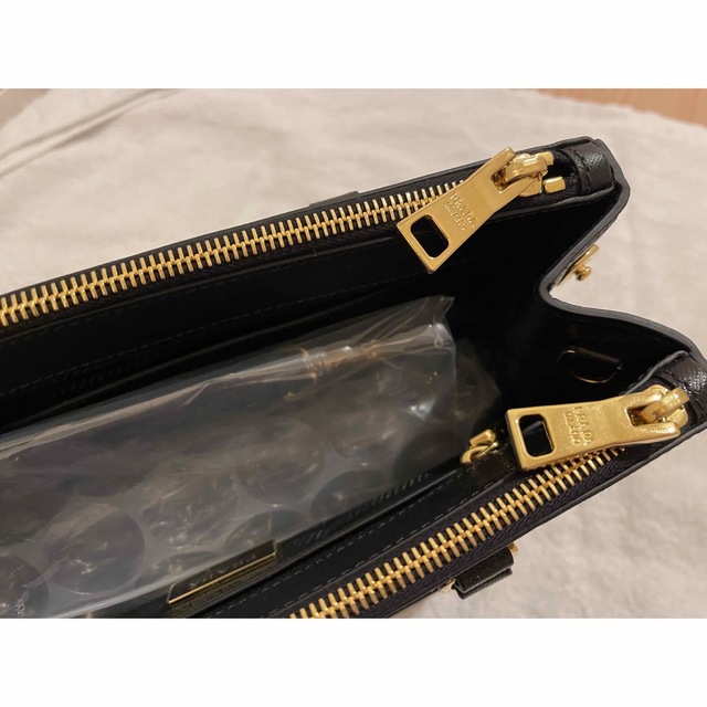 PRADA(プラダ)のほぼ未使用　プラダ ガレリア サフィアーノレザー ラージ バッグ 黒　2WAY レディースのバッグ(ハンドバッグ)の商品写真