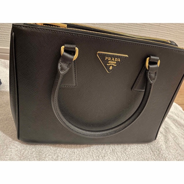 PRADA(プラダ)のほぼ未使用　プラダ ガレリア サフィアーノレザー ラージ バッグ 黒　2WAY レディースのバッグ(ハンドバッグ)の商品写真