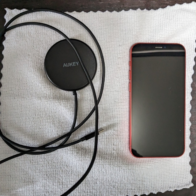 iPhone(アイフォーン)のiPhone12 mini 128GB レッド au　magsafe充電器セット スマホ/家電/カメラのスマートフォン/携帯電話(スマートフォン本体)の商品写真