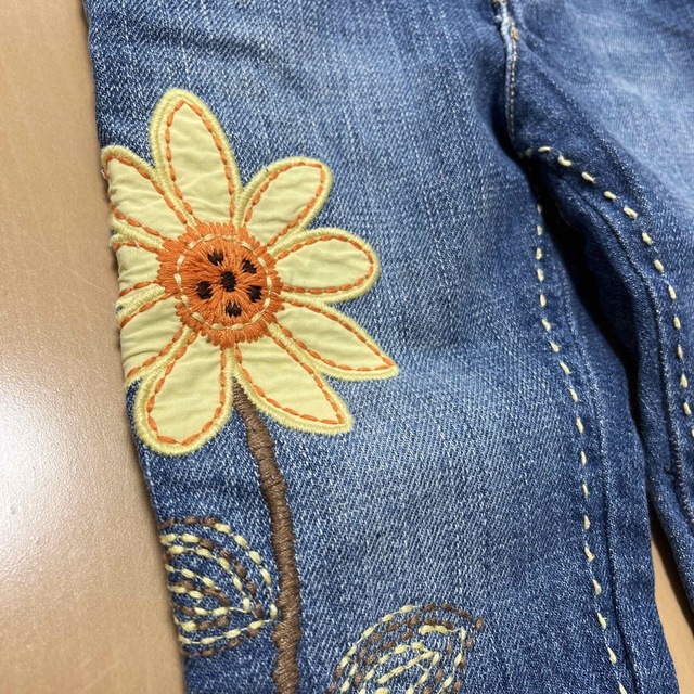 babyGAP(ベビーギャップ)のbabyGAP デニム　7部丈　お花の刺繍　90 キッズ/ベビー/マタニティのキッズ服女の子用(90cm~)(パンツ/スパッツ)の商品写真