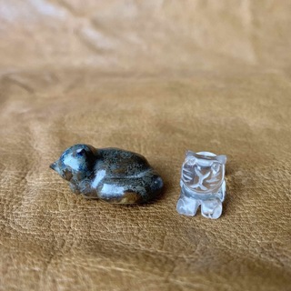 小さな猫の置物　2匹セット　水晶と陶器　ねこ(置物)
