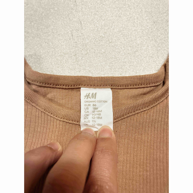 H&H(エイチアンドエイチ)の【お値下げ！！H&M】オーガニックコットン100%◎Tシャツ2点セット🐓◎ キッズ/ベビー/マタニティのベビー服(~85cm)(Ｔシャツ)の商品写真