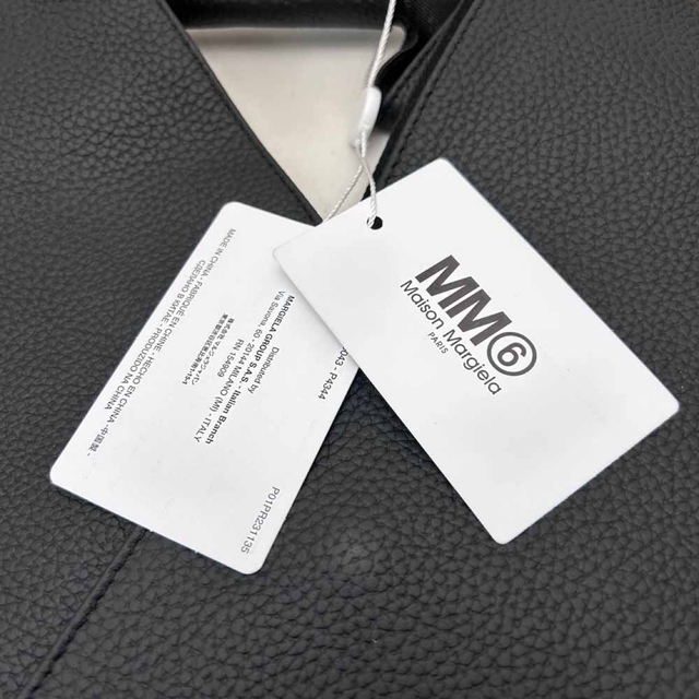 MM6(エムエムシックス)の新品 MM6 ジャパニーズバッグ S54WD0043 グレイニーレザー ブラック レディースのバッグ(ショルダーバッグ)の商品写真