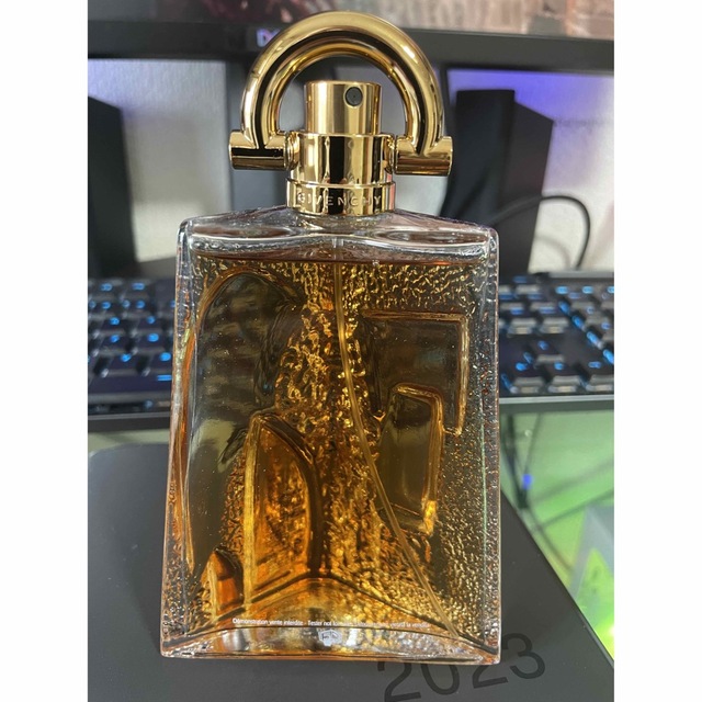 GIVENCHY(ジバンシィ)の【専用出品】ジバンシー　パイ オーデトワレ　π　１００ｍL  GIVENCHY コスメ/美容の香水(香水(男性用))の商品写真