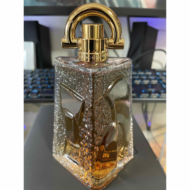 GIVENCHY(ジバンシィ)の【専用出品】ジバンシー　パイ オーデトワレ　π　１００ｍL  GIVENCHY コスメ/美容の香水(香水(男性用))の商品写真