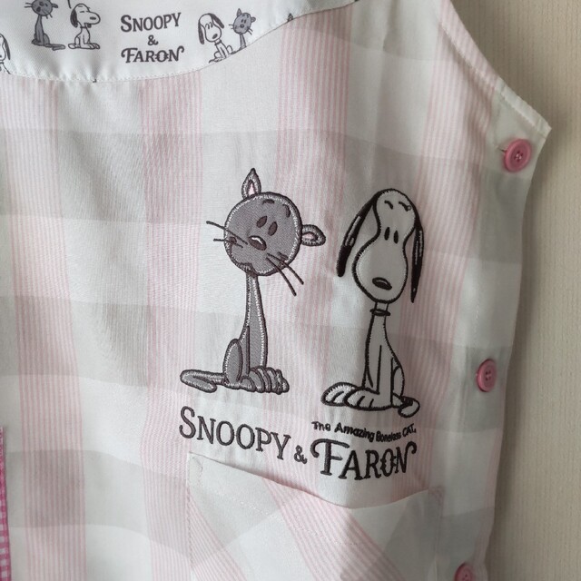 SNOOPY(スヌーピー)の新品 スヌーピー&ファーロン 保育士エプロン M-L ピンクPEANUTS インテリア/住まい/日用品のインテリア/住まい/日用品 その他(その他)の商品写真