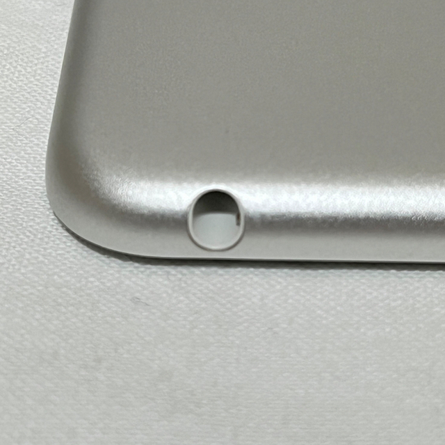 Apple(アップル)のiPad Air 2 WI-FI 128GB シルバー スマホ/家電/カメラのPC/タブレット(タブレット)の商品写真