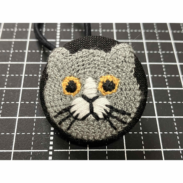 tossam くるみボタン ヘアゴム 刺繍 猫 6点 セット ハンドメイドのアクセサリー(ヘアアクセサリー)の商品写真