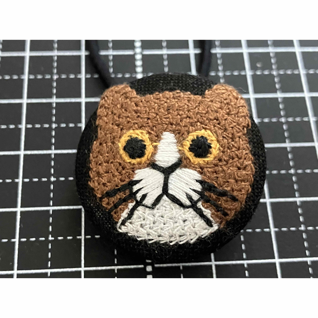 tossam くるみボタン ヘアゴム 刺繍 猫 6点 セット ハンドメイドのアクセサリー(ヘアアクセサリー)の商品写真