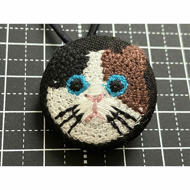 tossam くるみボタン ヘアゴム 刺繍 猫 6点 セット ハンドメイドのアクセサリー(ヘアアクセサリー)の商品写真