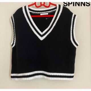 スピンズ(SPINNS)のブランドSPINNS新品レディースVネックベスト　洋服　ジレ　ニットセーター　黒(ベスト/ジレ)