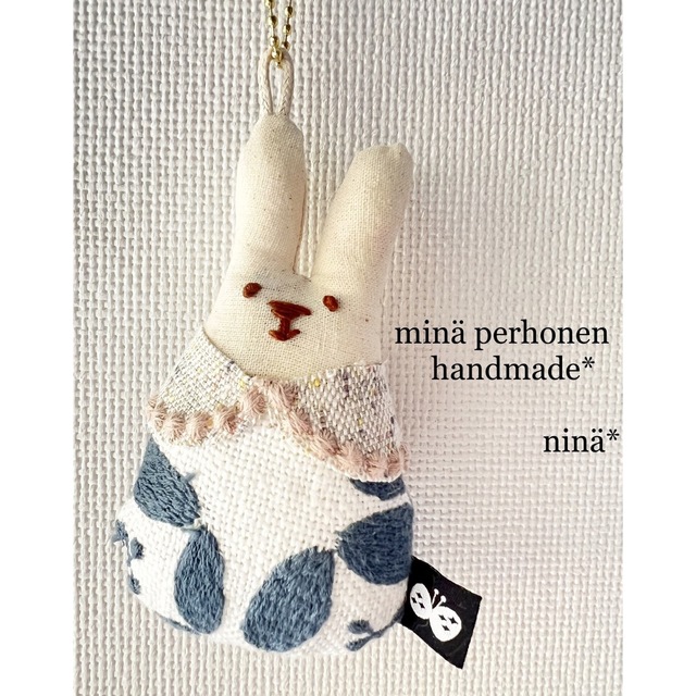 mina perhonen(ミナペルホネン)のミナペルホネン　ハンドメイド　うさぎ　チャーム　キーホルダー　ストラップ ハンドメイドのアクセサリー(キーホルダー/ストラップ)の商品写真