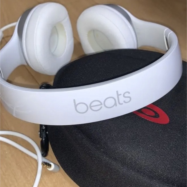 Beats by Dr Dre(ビーツバイドクタードレ)のBeats by Dr Dre SOLO ヘッドホン　ホワイト スマホ/家電/カメラのオーディオ機器(ヘッドフォン/イヤフォン)の商品写真