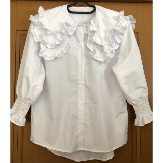 白長袖フリマ付きシャツ レディースのトップス(シャツ/ブラウス(長袖/七分))の商品写真