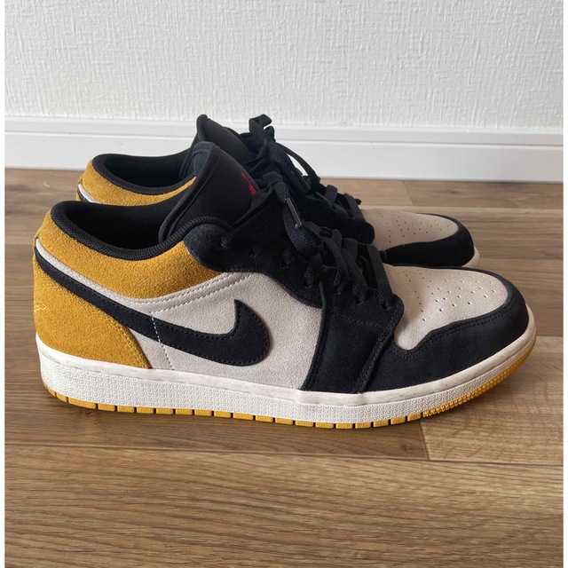 NIKE(ナイキ)のNIKE Jordan 1 low ユニバーシティ ゴールド イエロー 27.5 メンズの靴/シューズ(スニーカー)の商品写真