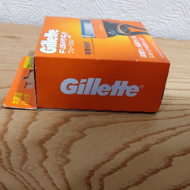 Gillette(ジレット)のジレット フュージョン 5＋1 替刃12個入 新品未使用　正規品【箱無し】 コスメ/美容のボディケア(その他)の商品写真